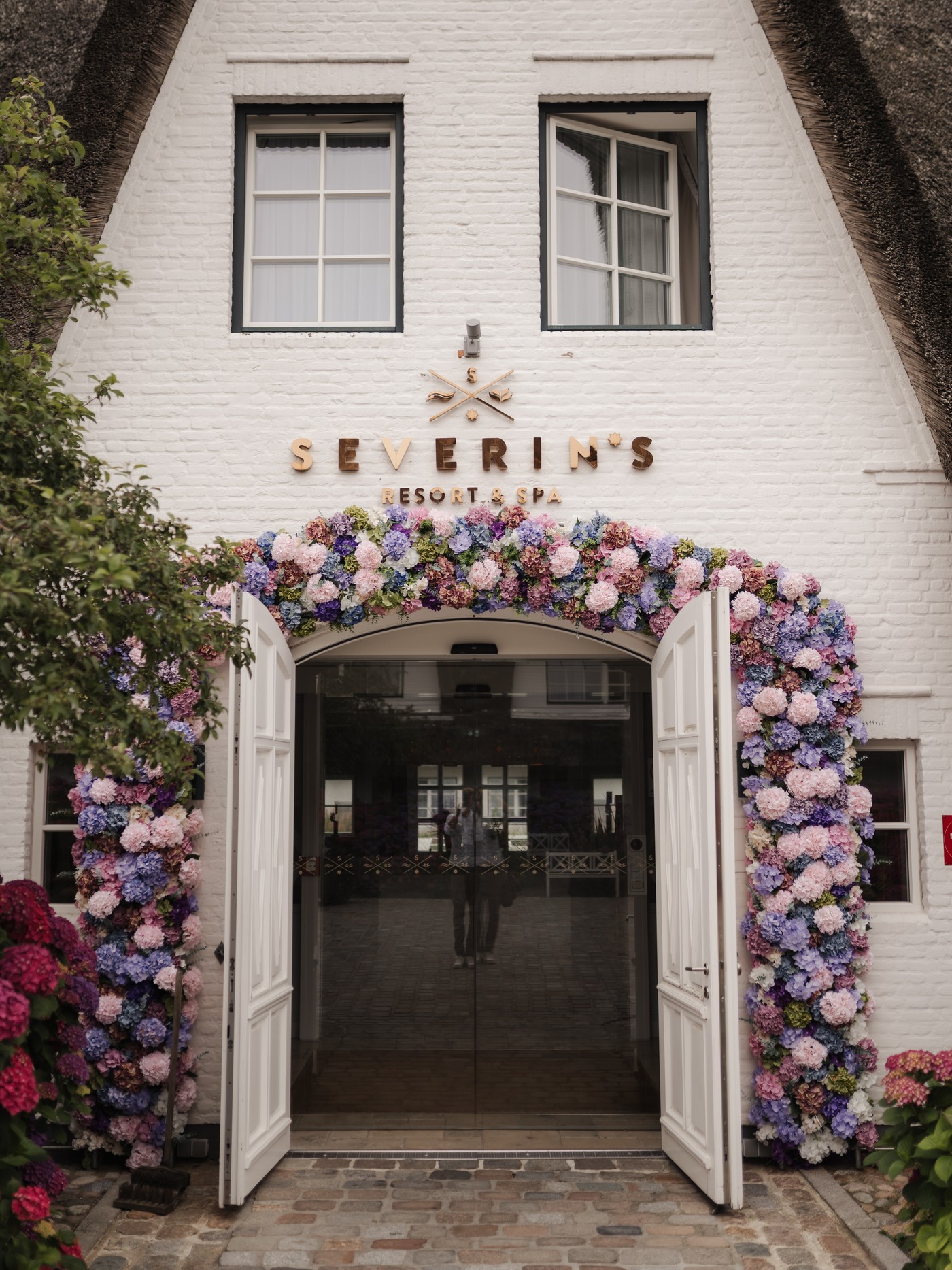 Hochzeitslocation Severins Resort und Spa auf Sylt mit Blumenbogen