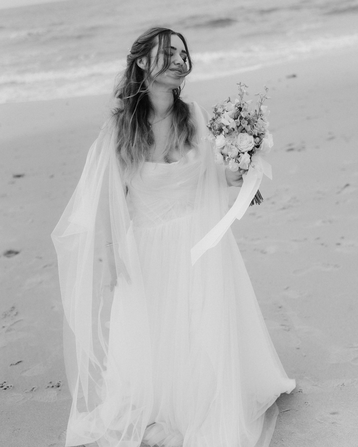 Braut am Strand auf Sylt, Schwarzweiß, Hochzeitsreportage von Kathi und Chris