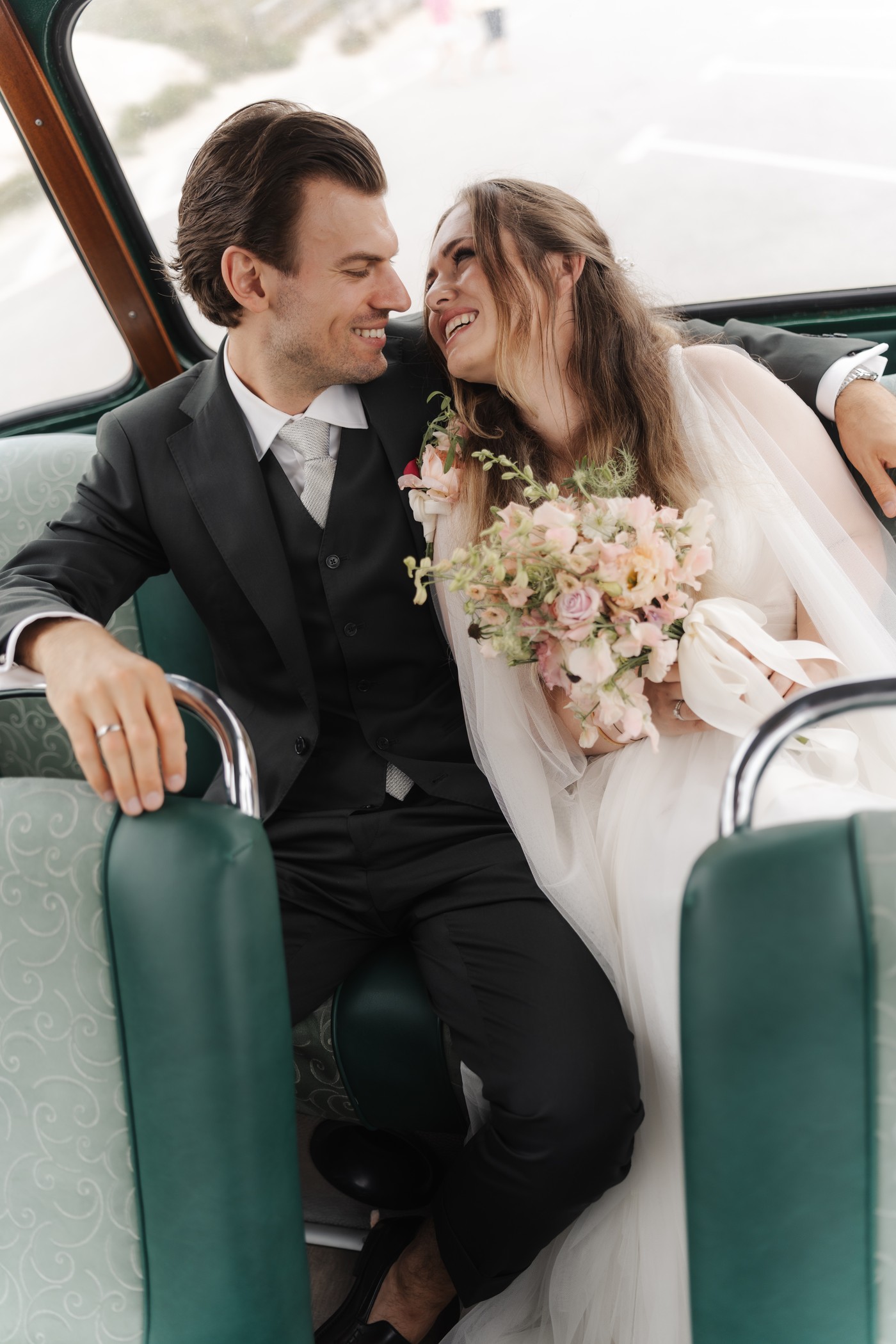 Brautpaar im grünen Oldtimerbus auf Sylt, Hochzeitsreportage von Kathi und Chris